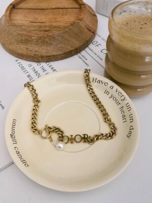 عقد ديور ذهبي