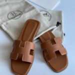 Herme بني شامل علبة